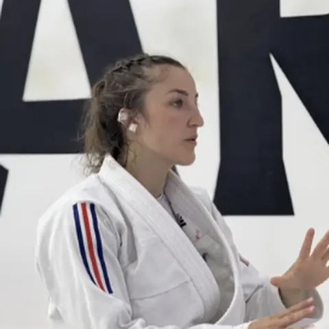 Portrait de Juliette Tarting, en kimono de jiu-jitsu brésilien et ceinture noire, lors d'un entraînement.
