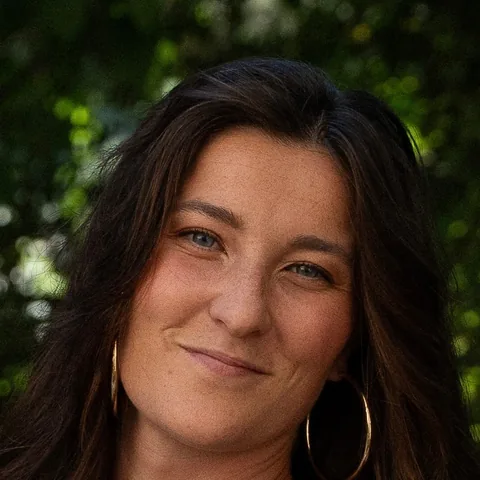 Portrait de Lilou Tarting, secrétaire et graphiste de l'association.